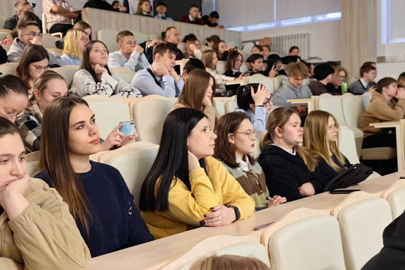 Особенности вербовки молодёжи в Интернете обсудили в МАУ